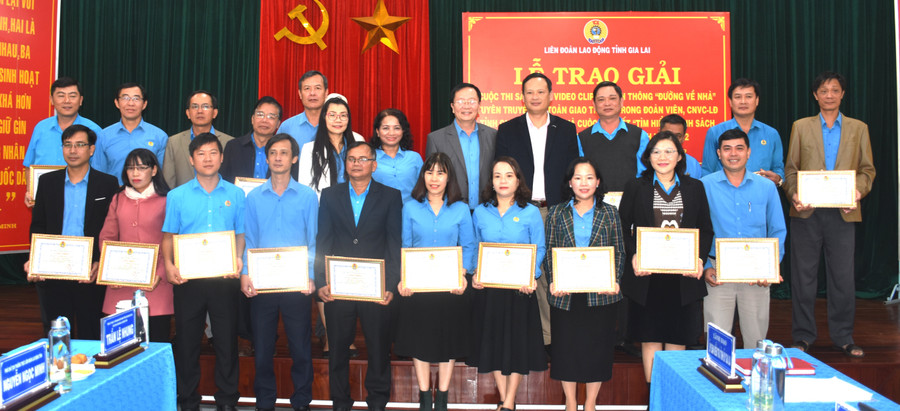 Ban tổ chức trao giải cuộc thi video, clip truyền thông 