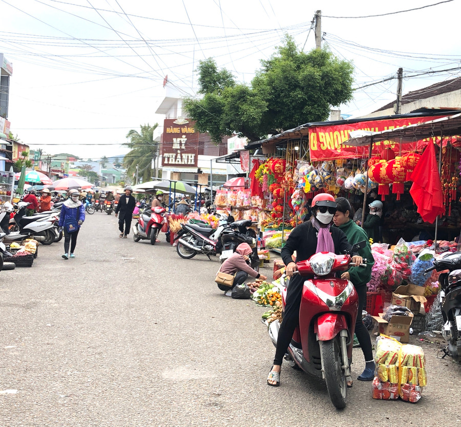 Người dân mua sắm nhộn nhịp tại chợ An Khê. Ảnh: Ngọc Minh