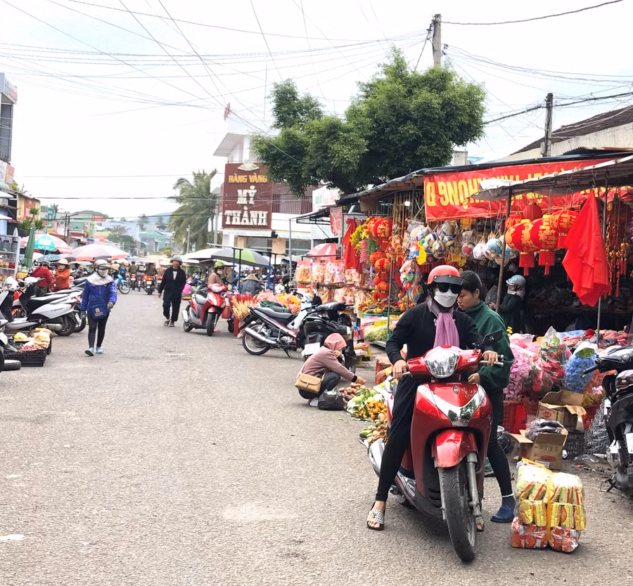 Người dân mua sắm nhộn nhịp tại chợ An Khê. Ảnh: Ngọc Minh