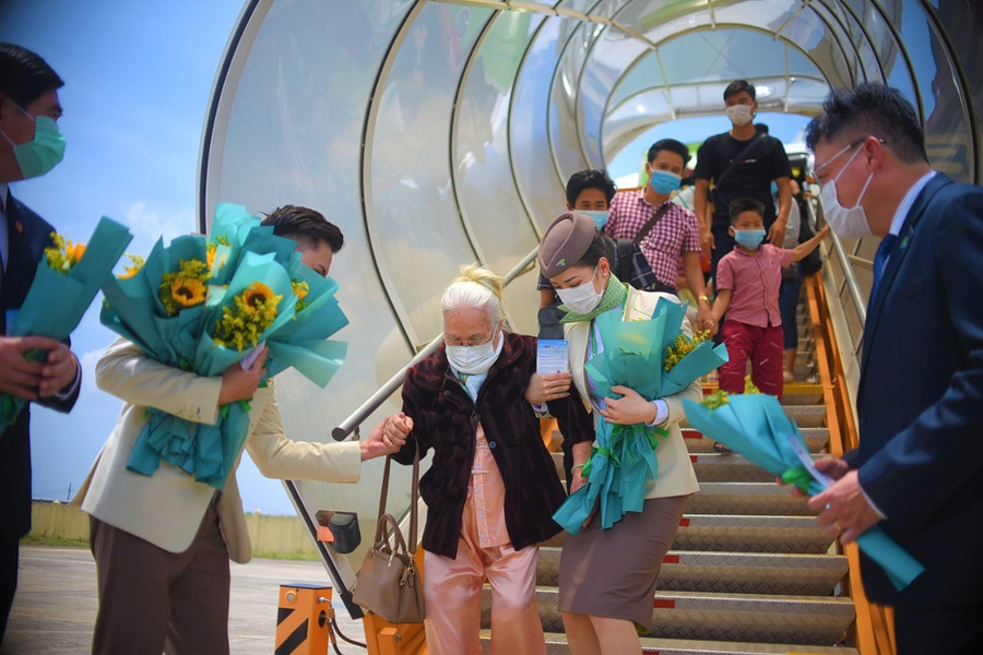 Hành khách xuống sân bay Phù Cát. Ảnh: Hoài Luân 