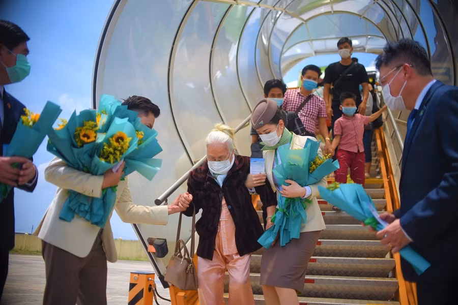 Hành khách xuống sân bay Phù Cát. Ảnh: Hoài Luân 