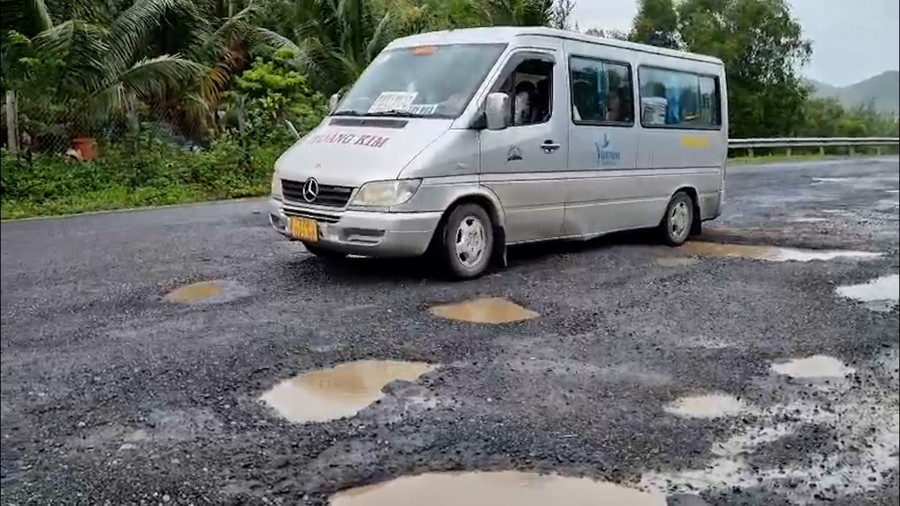 Ổ gà dày đặt khiến cho các phương tiện giao thông di chuyển như 