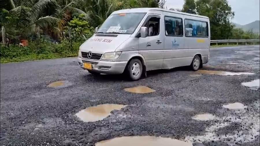 Ổ gà dày đặt khiến cho các phương tiện giao thông di chuyển như 