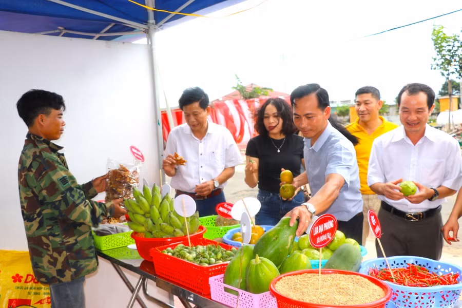 Phó Chủ tịch Hội Nông dân tỉnh Gia Lai Phạm Nhuần (thứ 2 bên trái) cùng đại diện lãnh đạo Hội Nông dân một số địa phương, tham quan gian hàng tại Phiên chợ. Ảnh: Ngọc Minh