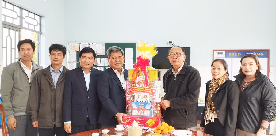  Chủ tịch Ủy ban MTTQ Việt Nam tỉnh Hồ Văn Điềm (thứ 4 từ trái qua) chúc mừng Giáng sinh Giáo xứ Plei Rơngol Khóp (huyện Đức Cơ). Ảnh:Lê Đại 
