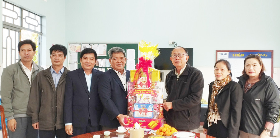 Chủ tịch Ủy ban MTTQ Việt Nam Hồ Văn Điềm (thứ 4 từ trái qua) chúc mừng Giáng sinh Giáo xứ Plei Rơngol Khóp (huyện Đức Cơ). Ảnh: Lê Đại  Chủ tịch Ủy ban MTTQ Việt Nam tỉnh Hồ Văn Điềm (thứ 4 từ trái qua) chúc mừng Giáng sinh Giáo xứ Plei Rơngol Khóp (huyện Đức Cơ). Ảnh:Lê Đại