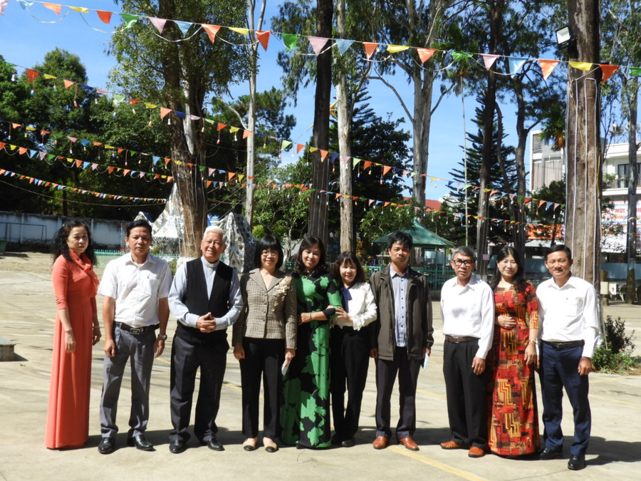 Phó Chủ tịch UBND tỉnh Nguyễn Thị Thanh Lịch (thứ tư từ trái sang) chụp hình lưu niệm với linh mục Chánh xứ và càc chức việc của Giáo xứ Đức An. Ảnh: Thanh Nhật Phó Chủ tịch UBND tỉnh Nguyễn Thị Thanh Lịch (thứ tư từ trái sang) chụp hình lưu niệm với linh mục Chánh xứ và càc chức việc của Giáo xứ Đức An. Ảnh: Thanh Nhật