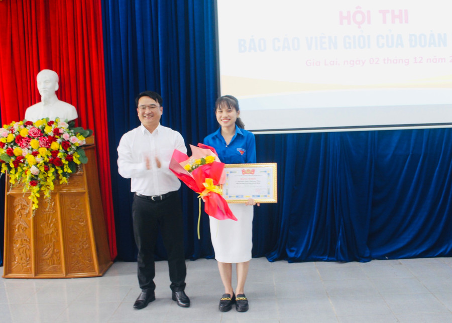Anh Đỗ Duy Nam (bìa trái)-Phó Bí thư Tỉnh Đoàn Gia Lai trao giải nhất cho thí sinh Nguyễn Ngọc Phương Thảo. Ảnh: Phan Lài Anh Đỗ Duy Nam (bìa trái)-Phó Bí thư Tỉnh Đoàn Gia Lai trao giải nhất cho thí sinh Nguyễn Ngọc Phương Thảo.