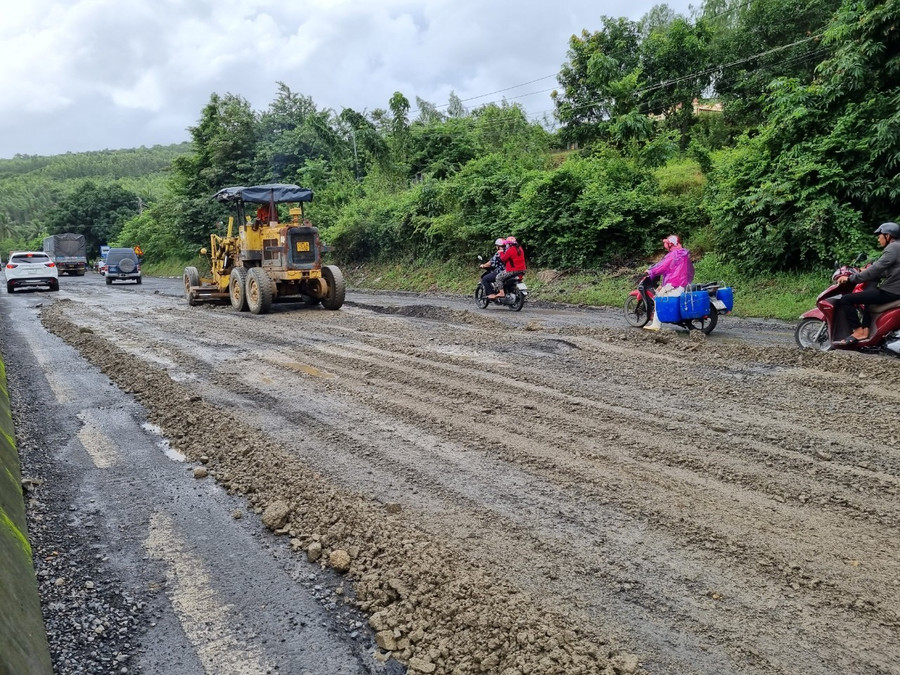 Nhiều phương tiện di chuyển khó khăn. Ảnh: Hoài Luân Nhiều phương tiện di chuyển khó khăn. Ảnh: Hoài Luân