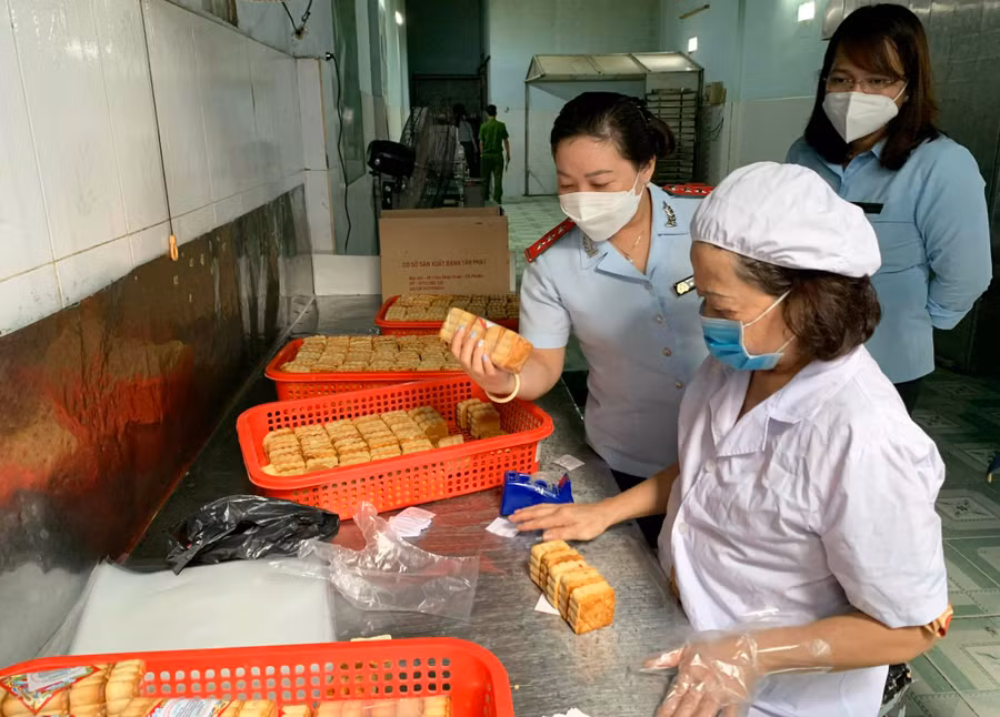 Các cơ sở sản xuất, chế biến, kinh doanh trên địa bàn tỉnh ngày càng chú trọng công tác đảm bảo ATTP. Ảnh: N.Y