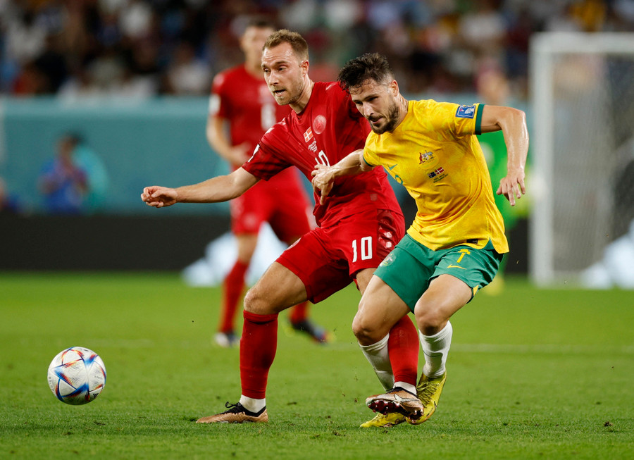  Tuyển Úc (áo vàng) khó viết tiếp bất ngờ ở World Cup 2022. Ảnh: REUTERS