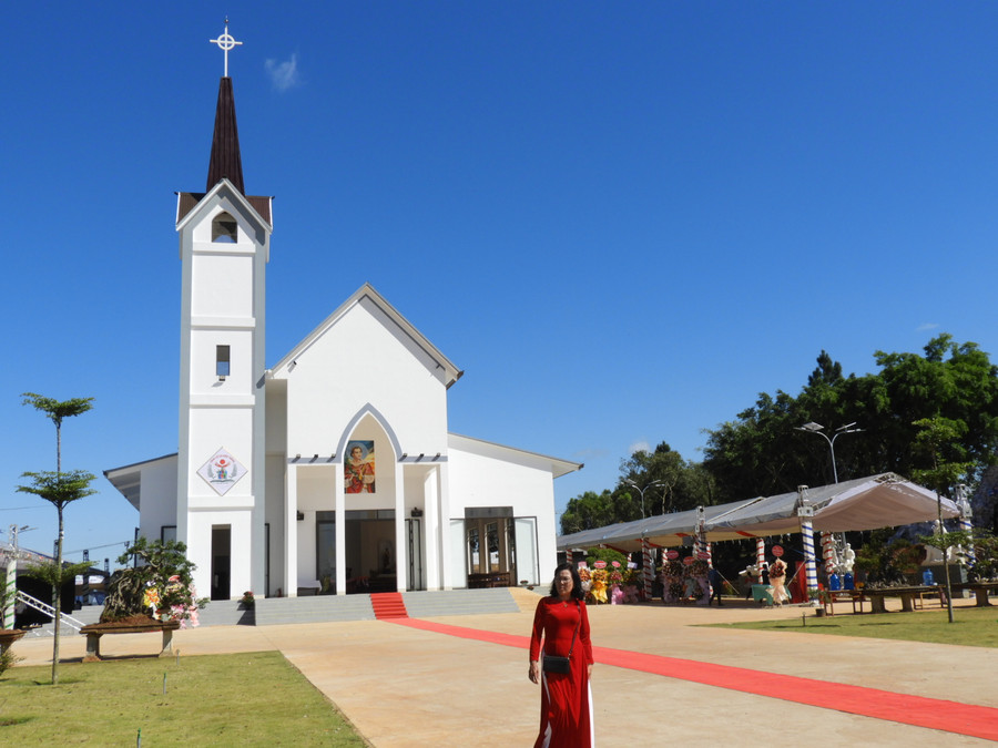 Toàn cảnh công trình Nhà thờ Giáo xứ Vinh Sơn vừa hoàn thành xây dựng. Ảnh: Thanh Nhật 