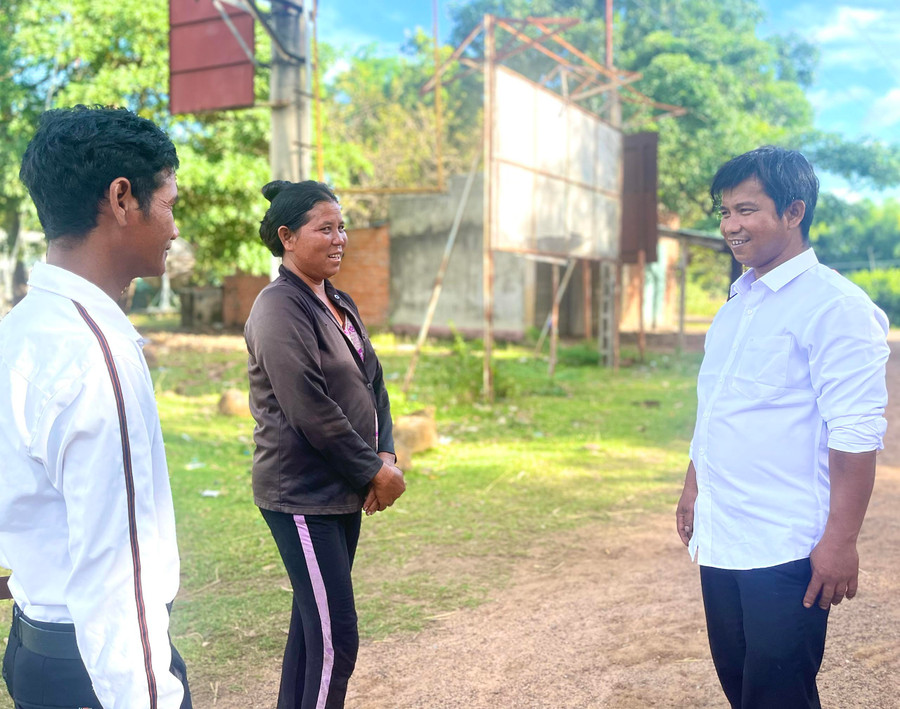 Anh Đinh Hnem (bìa phải) luôn có mặt phân xử các vụ việc mâu thuẫn trong làng Keo. Ảnh: Minh Nguyễn