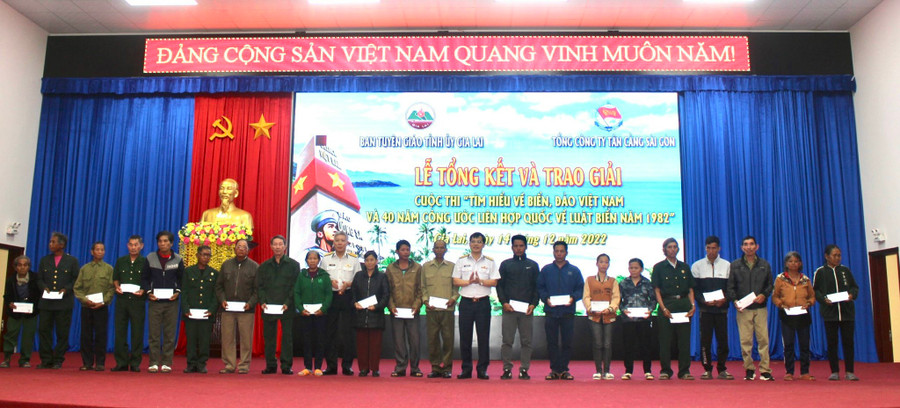 Tổng Công ty Tân Cảng Sài Gòn tặng quà cho 25 gia đình chính sách có hoàn cảnh khó khăn trên địa bàn tỉnh Gia Lai (mỗi suất trị giá 2 triệu đồng). Ảnh: Phan Lài Tổng Công ty Tân Cảng Sài Gòn tặng quà cho 25 gia đình chính sách có hoàn cảnh khó khăn trên địa bàn tỉnh Gia Lai (mỗi suất trị giá 2 triệu đồng). Ảnh: Phan Lài