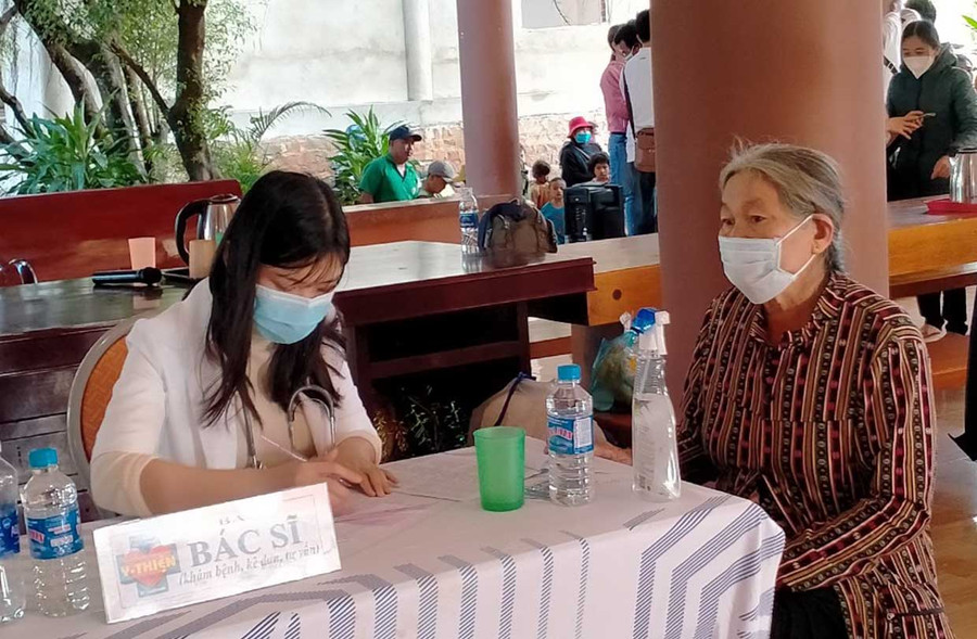  Hoạt động khám bệnh, phát thuốc miễn phí và tặng cho người nghèo, khó khăn tại chùa Phước Viên, xã Hbông, huyện Chư Sê. Ảnh: Hồng Ngọc