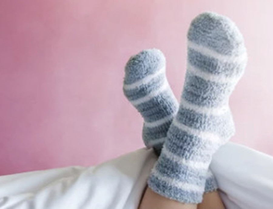 Mang vớ khi đi ngủ có thể giúp đi vào giấc ngủ nhanh hơn và ngủ lâu hơn. Ảnh: Shutterstock