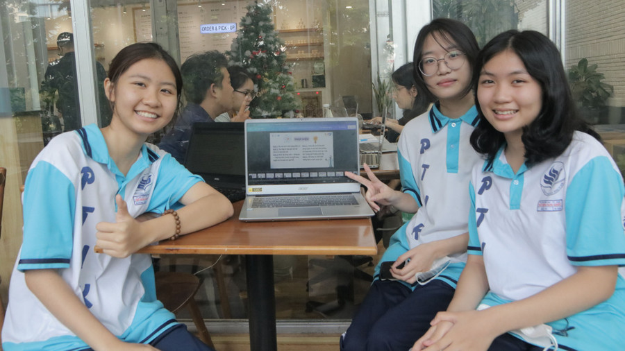 Ba nữ sinh này hy vọng trong tương lai có thể tiếp tục được nghiên cứu để đưa ý tưởng về sữa nhân tạo vào thực tiễn. Ảnh: THƯỢNG HẢI