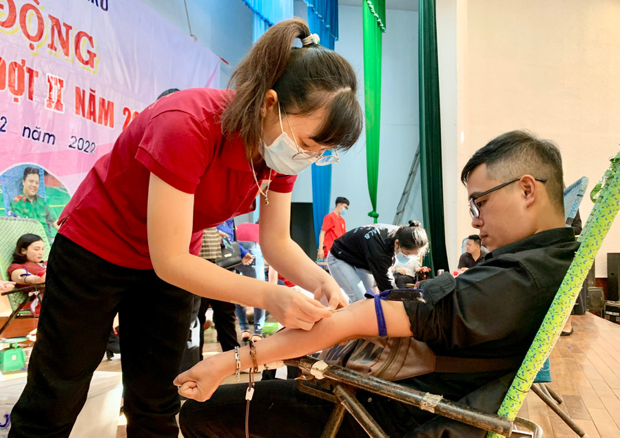  Hơn 500 người tham gia hiến máu tại Lễ phát động hiến máu tình nguyện đợt II, năm 2022 do Ban Chỉ đạo hiến máu tình nguyện TP. Pleiku phối hợp với Bệnh viện Đa khoa tỉnh tổ chức. Ảnh: Như Nguyện