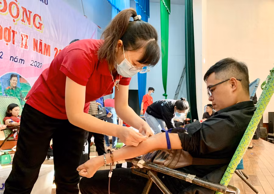  Hơn 500 người tham gia hiến máu tại Lễ phát động hiến máu tình nguyện đợt II, năm 2022 do Ban Chỉ đạo hiến máu tình nguyện TP. Pleiku phối hợp với Bệnh viện Đa khoa tỉnh tổ chức. Ảnh: Như Nguyện