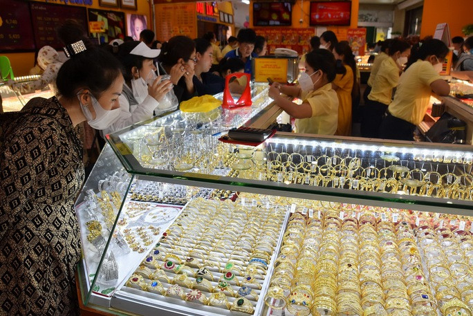 Giá vàng thế giới tăng một mạch 30 USD/ounce, từ 1.790 USD lên 1.820 USD/ounce lúc 1 giờ ngày 21-12. Giá vàng thế giới tăng một mạch 30 USD/ounce, từ 1.790 USD lên 1.820 USD/ounce lúc 1 giờ ngày 21-12.