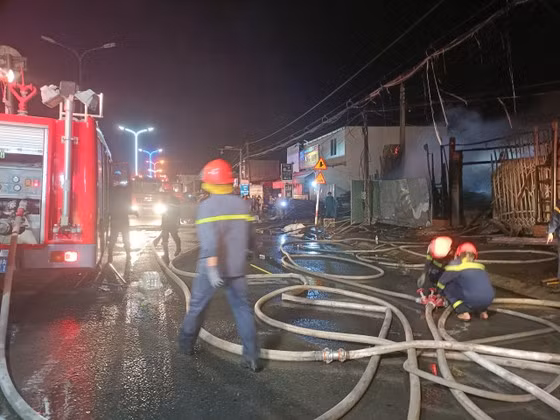 Hàng chục cán bộ, chiến sĩ được điều động tới hiện trường để chữa cháy.
