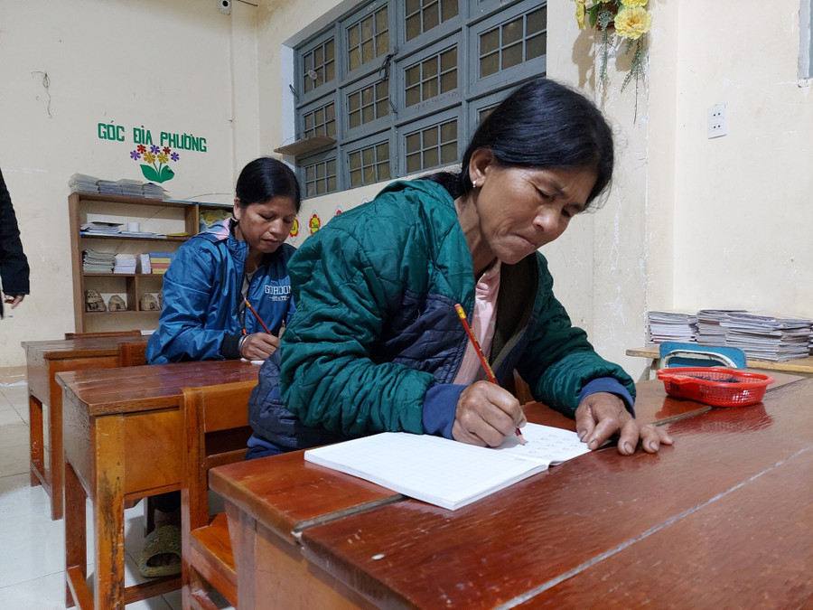  Bà Y Phiên (54 tuổi) là học viên lớn tuổi nhất lớp. Ảnh: Đức Nhật