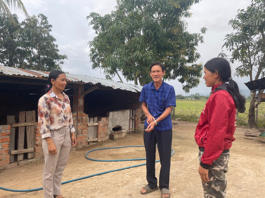 Ông Ksor Nít (buôn Ling, xã Ia Hiao) tuyên truyền, vận động, hướng dẫn bà con thay đổi phương thức sản xuất để nâng cao hiệu quả kinh tế. Ảnh: Nguyên Hương