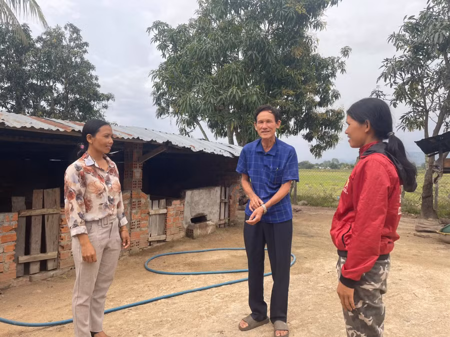 Ông Ksor Nít (buôn Ling, xã Ia Hiao) tuyên truyền, vận động, hướng dẫn bà con thay đổi phương thức sản xuất để nâng cao hiệu quả kinh tế. Ảnh: Nguyên Hương