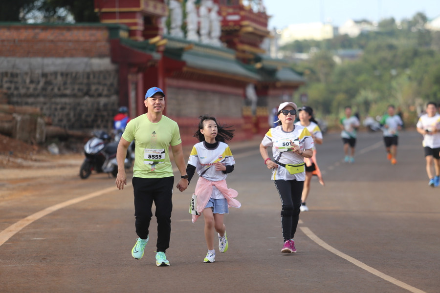 Giải chạy còn là dịp để gắn kết tình cảm giữa các thành viên trong gia đình. Ảnh: Văn Ngọc