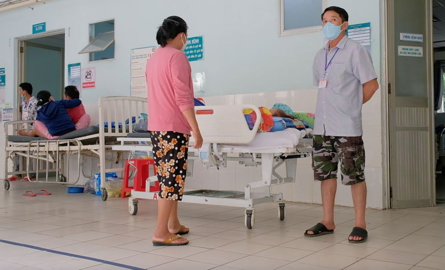 Người bệnh nằm hành lang chờ vào phòng hồi sức sau phẫu thuật