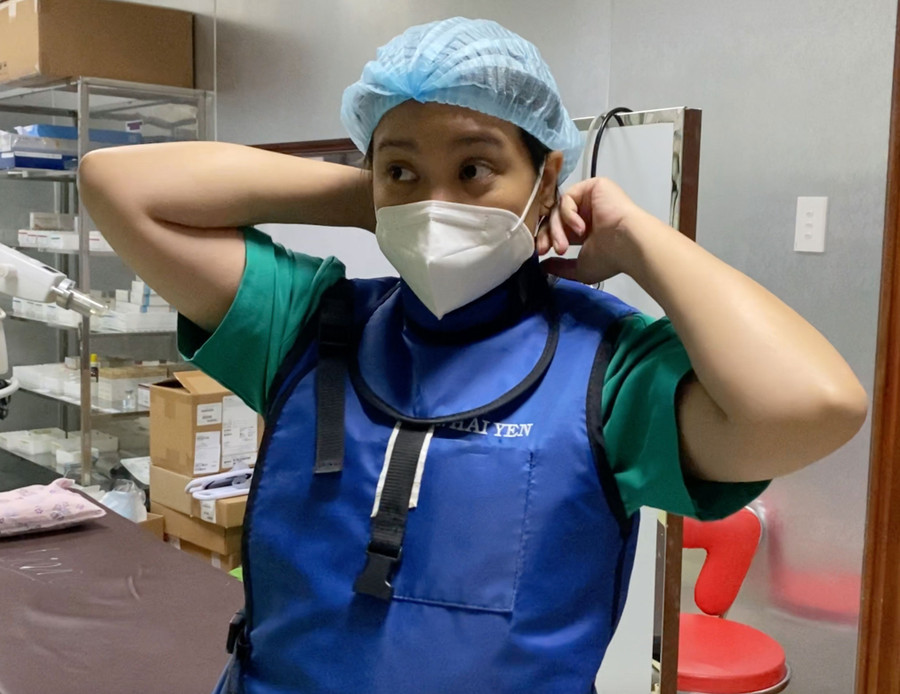 BS Hải Yên mặc áo chì chống tia X chuẩn bị vào ca mổ