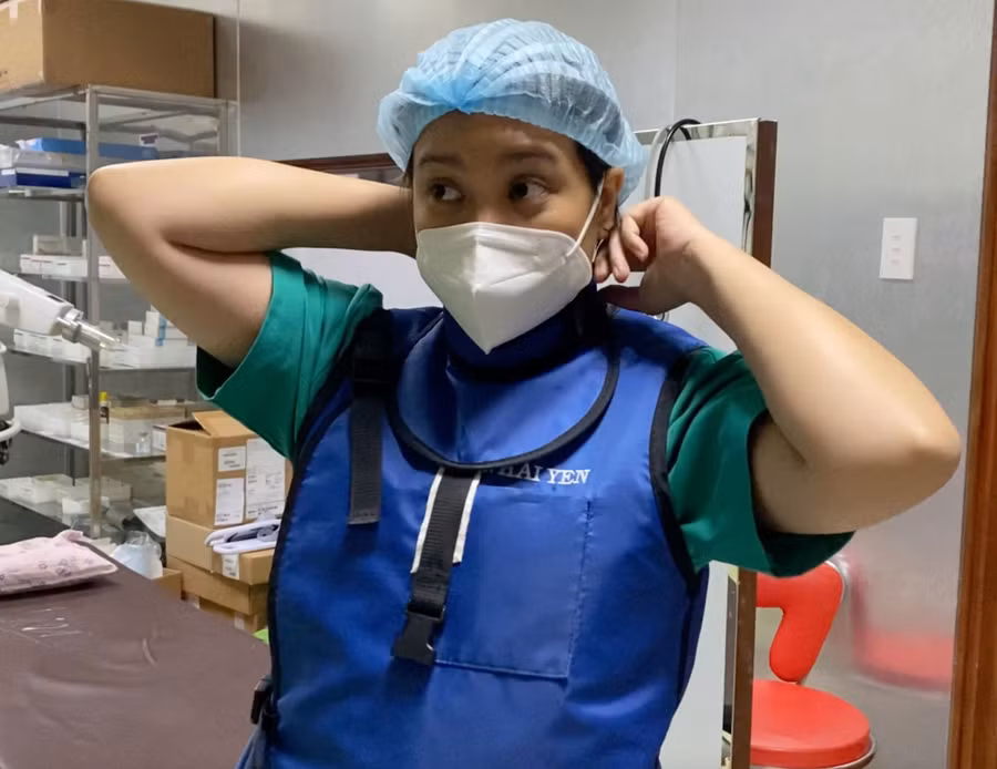 BS Hải Yên mặc áo chì chống tia X chuẩn bị vào ca mổ
