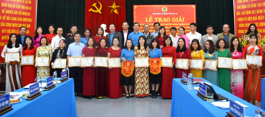 Ban tổ chức trao giải cho tập thể, cá nhân đạt giải cuộc thi viết tìm hiểu chính sách pháp luật trong đoàn viên, CNVC-LĐ toàn tỉnh năm 2022. Ảnh. Đinh Yến