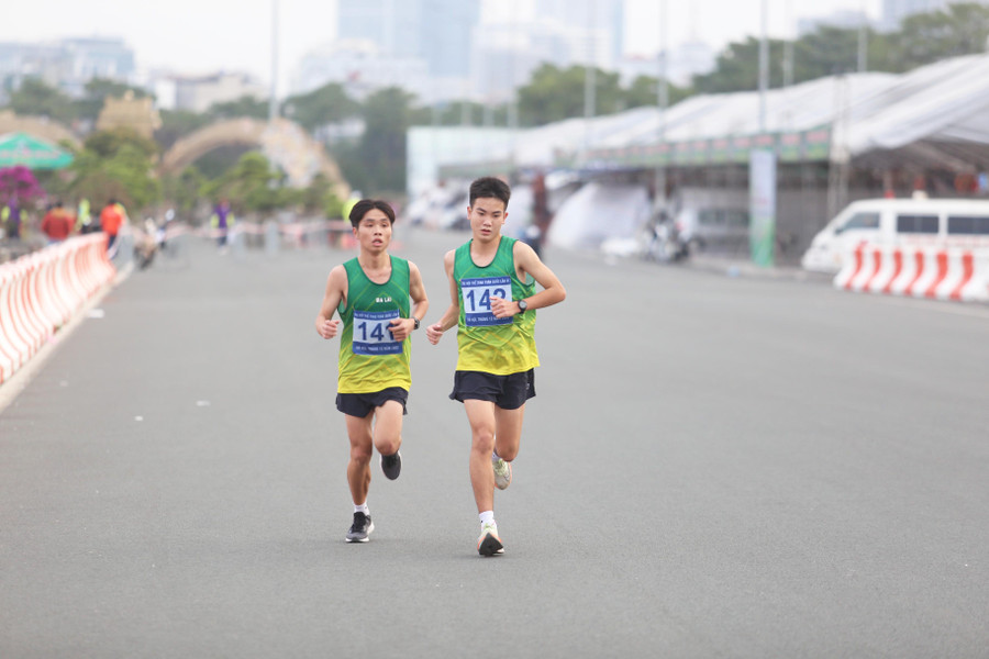 Điền kinh Gia Lai: Nuối tiếc và hy vọng (GLO)- Tuy không đạt được mục tiêu trong lần đầu “bơi ra biển lớn” tại Đại hội Thể thao toàn quốc lần thứ IX-2022, nhưng những chân chạy trẻ Gia Lai cũng đã tạo dấu ấn và nhân lên hy vọng cho chặng đường tương lai. Điền kinh Gia Lai từng đạt được thành tích vang dội tại Đại hội Thể thao toàn quốc năm 2010 với huy chương vàng ở cự ly 21 km của vận động viên (VĐV) Nguyễn Văn Long, huy chương vàng nội dung leo núi đồng đội và huy chương bạc của Nguyễn Văn Long ở cự ly marathon (42,195 km). Tuy nhiên sau đó, đội tuyển điền kinh cũng như các đội tuyển khác của Trung tâm Huấn luyện và Thi đấu thể thao tỉnh tan rã vì không có kinh phí đào tạo. Năm 2019, đội năng khiếu điền kinh tỉnh tái thành lập với những VĐV sinh năm 2004-2005, được tuyển chọn qua Giải Việt dã Báo Gia Lai hoặc Hội khỏe Phù Đổng. Những nỗ lực đó bước đầu đã mang lại kết quả khi Gia Lai đóng góp 3 cái tên vào đội tuyển trẻ quốc gia gồm: Nguyễn Thùy Dung, Nguyễn Thành Đạt và Hà Quang Thắng. Ở một số giải thi đấu thường xuyên trong năm, các VĐV Gia Lai cũng đạt được nhiều thành tích đáng khích lệ. Gần đây nhất, tại Giải Vô địch Điền kinh trẻ quốc gia 2022, Gia Lai đã giành được 3 tấm huy chương gồm: 1 huy chương bạc của VĐV Hà Quang Thắng ở nội dung chạy 3.000 m vượt chướng ngại vật, 2 huy chương đồng của VĐV Nguyễn Thành Đạt ở nội dung chạy cự ly 10.000 m và Mai Nguyễn Hoài Bảo ở nội dung đi bộ 10.000 m. Đây cũng là những cái tên sáng giá của điền kinh Gia Lai trong lần đầu tiên tham dự Đại hội Thể thao toàn quốc. Tuy nhiên, ngay trước khi bước vào Đại hội, VĐV Nguyễn Thành Đạt đã gặp chấn thương và không thể tham gia cả 3 nội dung đã đăng ký gồm: 3.000 m vượt chướng ngại vật, 10.000 m và marathon. Không có sự tham gia của Nguyễn Thành Đạt, nhưng Hà Quang Thắng cũng đã tạo điểm nhấn cho điền kinh Gia Lai ở cự ly 3.000 m vượt chướng ngại vật. Đây là nội dung mà chân chạy 17 tuổi phải đối mặt với 3 “tượng đài” của điền kinh quốc gia gồm: Lê Tiến Long (huy chương vàng SEA Games 31), Đỗ Quốc Luật (huy chương vàng SEA Games 30), Nguyễn Trung Cường (huy chương bạc SEA Games 30). Và Hà Quang Thắng chỉ cán đích sau 3 đàn anh với thành tích 9 phút 59 giây 39, hơn thành tích của 5 VĐV đến từ các đơn vị khác. Ở nội dung này, VĐV Nguyễn Trung Cường (Hà Tĩnh) đã phá kỷ lục của Đại hội với thành tích 8 phút 58 giây 35. Theo các huấn luyện viên đội tuyển điền kinh tỉnh, ở nội dung 3.000 m vượt chướng ngại vật, các VĐV của Gia Lai rất thiệt thòi vì không có điều kiện tập luyện và thi đấu. Đội tuyển điền kinh thường phải di chuyển lên Kon Tum để mượn sân tập luyện. Riêng VĐV Hà Quang Thắng cũng chỉ có 2 tháng tập trung ở tuyển trẻ quốc gia để làm quen với đường chạy. Do đó, thành tích của VĐV người An Khê là một kết quả tương đối khả quan. Hà Quang Thắng cũng tham gia tranh tài ở nội dung marathon và cán đích ở vị trí thứ 11 trong tổng số 21 VĐV thi đấu với thành tích 2 giờ 36 phút 4 giây. “Đây đã là thành tích tốt nhất của em từ trước đến nay nhưng vẫn không thể bám đuổi top đầu được. Em sẽ lấy đó làm động lực cố gắng tập luyện để rút ngắn khoảng cách với nhóm trên mình”-Hà Quang Thắng chia sẻ. Tiếc nuối lớn nhất của điền kinh Gia Lai đến từ nội dung đi bộ 20 km của Mai Nguyễn Hoài Bảo. Vận động viên 18 tuổi này đã có một khởi đầu rất tốt ở khoảng 11 km đầu tiên khi thường xuyên có mặt trong nhóm cạnh tranh huy chương cùng với 3 VĐV khác. Tuy nhiên, cực điểm xuất hiện ở khoảng 12 km khiến Hoài Bảo tức ngực ngã quỵ xuống đường chạy và đã phải dừng thi đấu trong hơn 2 phút. Tưởng chừng phải bỏ cuộc, Hoài Bảo đã quyết tâm trở lại đường đua để có màn bứt phá ấn tượng, cán đích ở vị trí thứ 4. Ông Ngô Gia Hùng-Phó Giám đốc Trung tâm Huấn luyện và Thi đấu thể thao tỉnh-nhận định: “Khi thi đấu với người có đẳng cấp cao hơn mình, các VĐV thường xuất hiện cực điểm thể thao ảnh hưởng tới thành tích. Nếu thường xuyên được thi đấu cọ xát, Hoài Bảo sẽ rút được kinh nghiệm để có kỹ-chiến thuật hợp lý khi gặp tình huống tương tự. Dù không giành được huy chương, nhưng nỗ lực của các em là rất đáng khen và chứng tỏ điền kinh Gia Lai đang đi đúng hướng. Các em mới chỉ đào tạo được 2-3 năm, trong khi chu kỳ để có được VĐV điền kinh đỉnh cao thường phải 6-8 năm. Hy vọng thời gian tới, các em sẽ làm rạng danh cho điền kinh tỉnh nhà”. LÊ VĂN NGỌC Các VĐV điền kinh Gia Lai đã tạo dấu ấn tại Đại hội Thể thao toàn quốc lần thứ IX-2022. Ảnh: Văn Ngọc