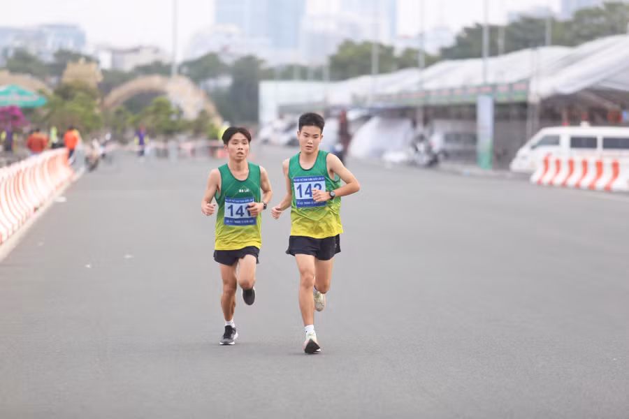 Điền kinh Gia Lai: Nuối tiếc và hy vọng (GLO)- Tuy không đạt được mục tiêu trong lần đầu “bơi ra biển lớn” tại Đại hội Thể thao toàn quốc lần thứ IX-2022, nhưng những chân chạy trẻ Gia Lai cũng đã tạo dấu ấn và nhân lên hy vọng cho chặng đường tương lai. Điền kinh Gia Lai từng đạt được thành tích vang dội tại Đại hội Thể thao toàn quốc năm 2010 với huy chương vàng ở cự ly 21 km của vận động viên (VĐV) Nguyễn Văn Long, huy chương vàng nội dung leo núi đồng đội và huy chương bạc của Nguyễn Văn Long ở cự ly marathon (42,195 km). Tuy nhiên sau đó, đội tuyển điền kinh cũng như các đội tuyển khác của Trung tâm Huấn luyện và Thi đấu thể thao tỉnh tan rã vì không có kinh phí đào tạo. Năm 2019, đội năng khiếu điền kinh tỉnh tái thành lập với những VĐV sinh năm 2004-2005, được tuyển chọn qua Giải Việt dã Báo Gia Lai hoặc Hội khỏe Phù Đổng. Những nỗ lực đó bước đầu đã mang lại kết quả khi Gia Lai đóng góp 3 cái tên vào đội tuyển trẻ quốc gia gồm: Nguyễn Thùy Dung, Nguyễn Thành Đạt và Hà Quang Thắng. Ở một số giải thi đấu thường xuyên trong năm, các VĐV Gia Lai cũng đạt được nhiều thành tích đáng khích lệ. Gần đây nhất, tại Giải Vô địch Điền kinh trẻ quốc gia 2022, Gia Lai đã giành được 3 tấm huy chương gồm: 1 huy chương bạc của VĐV Hà Quang Thắng ở nội dung chạy 3.000 m vượt chướng ngại vật, 2 huy chương đồng của VĐV Nguyễn Thành Đạt ở nội dung chạy cự ly 10.000 m và Mai Nguyễn Hoài Bảo ở nội dung đi bộ 10.000 m. Đây cũng là những cái tên sáng giá của điền kinh Gia Lai trong lần đầu tiên tham dự Đại hội Thể thao toàn quốc. Tuy nhiên, ngay trước khi bước vào Đại hội, VĐV Nguyễn Thành Đạt đã gặp chấn thương và không thể tham gia cả 3 nội dung đã đăng ký gồm: 3.000 m vượt chướng ngại vật, 10.000 m và marathon. Không có sự tham gia của Nguyễn Thành Đạt, nhưng Hà Quang Thắng cũng đã tạo điểm nhấn cho điền kinh Gia Lai ở cự ly 3.000 m vượt chướng ngại vật. Đây là nội dung mà chân chạy 17 tuổi phải đối mặt với 3 “tượng đài” của điền kinh quốc gia gồm: Lê Tiến Long (huy chương vàng SEA Games 31), Đỗ Quốc Luật (huy chương vàng SEA Games 30), Nguyễn Trung Cường (huy chương bạc SEA Games 30). Và Hà Quang Thắng chỉ cán đích sau 3 đàn anh với thành tích 9 phút 59 giây 39, hơn thành tích của 5 VĐV đến từ các đơn vị khác. Ở nội dung này, VĐV Nguyễn Trung Cường (Hà Tĩnh) đã phá kỷ lục của Đại hội với thành tích 8 phút 58 giây 35. Theo các huấn luyện viên đội tuyển điền kinh tỉnh, ở nội dung 3.000 m vượt chướng ngại vật, các VĐV của Gia Lai rất thiệt thòi vì không có điều kiện tập luyện và thi đấu. Đội tuyển điền kinh thường phải di chuyển lên Kon Tum để mượn sân tập luyện. Riêng VĐV Hà Quang Thắng cũng chỉ có 2 tháng tập trung ở tuyển trẻ quốc gia để làm quen với đường chạy. Do đó, thành tích của VĐV người An Khê là một kết quả tương đối khả quan. Hà Quang Thắng cũng tham gia tranh tài ở nội dung marathon và cán đích ở vị trí thứ 11 trong tổng số 21 VĐV thi đấu với thành tích 2 giờ 36 phút 4 giây. “Đây đã là thành tích tốt nhất của em từ trước đến nay nhưng vẫn không thể bám đuổi top đầu được. Em sẽ lấy đó làm động lực cố gắng tập luyện để rút ngắn khoảng cách với nhóm trên mình”-Hà Quang Thắng chia sẻ. Tiếc nuối lớn nhất của điền kinh Gia Lai đến từ nội dung đi bộ 20 km của Mai Nguyễn Hoài Bảo. Vận động viên 18 tuổi này đã có một khởi đầu rất tốt ở khoảng 11 km đầu tiên khi thường xuyên có mặt trong nhóm cạnh tranh huy chương cùng với 3 VĐV khác. Tuy nhiên, cực điểm xuất hiện ở khoảng 12 km khiến Hoài Bảo tức ngực ngã quỵ xuống đường chạy và đã phải dừng thi đấu trong hơn 2 phút. Tưởng chừng phải bỏ cuộc, Hoài Bảo đã quyết tâm trở lại đường đua để có màn bứt phá ấn tượng, cán đích ở vị trí thứ 4. Ông Ngô Gia Hùng-Phó Giám đốc Trung tâm Huấn luyện và Thi đấu thể thao tỉnh-nhận định: “Khi thi đấu với người có đẳng cấp cao hơn mình, các VĐV thường xuất hiện cực điểm thể thao ảnh hưởng tới thành tích. Nếu thường xuyên được thi đấu cọ xát, Hoài Bảo sẽ rút được kinh nghiệm để có kỹ-chiến thuật hợp lý khi gặp tình huống tương tự. Dù không giành được huy chương, nhưng nỗ lực của các em là rất đáng khen và chứng tỏ điền kinh Gia Lai đang đi đúng hướng. Các em mới chỉ đào tạo được 2-3 năm, trong khi chu kỳ để có được VĐV điền kinh đỉnh cao thường phải 6-8 năm. Hy vọng thời gian tới, các em sẽ làm rạng danh cho điền kinh tỉnh nhà”. LÊ VĂN NGỌC Các VĐV điền kinh Gia Lai đã tạo dấu ấn tại Đại hội Thể thao toàn quốc lần thứ IX-2022. Ảnh: Văn Ngọc