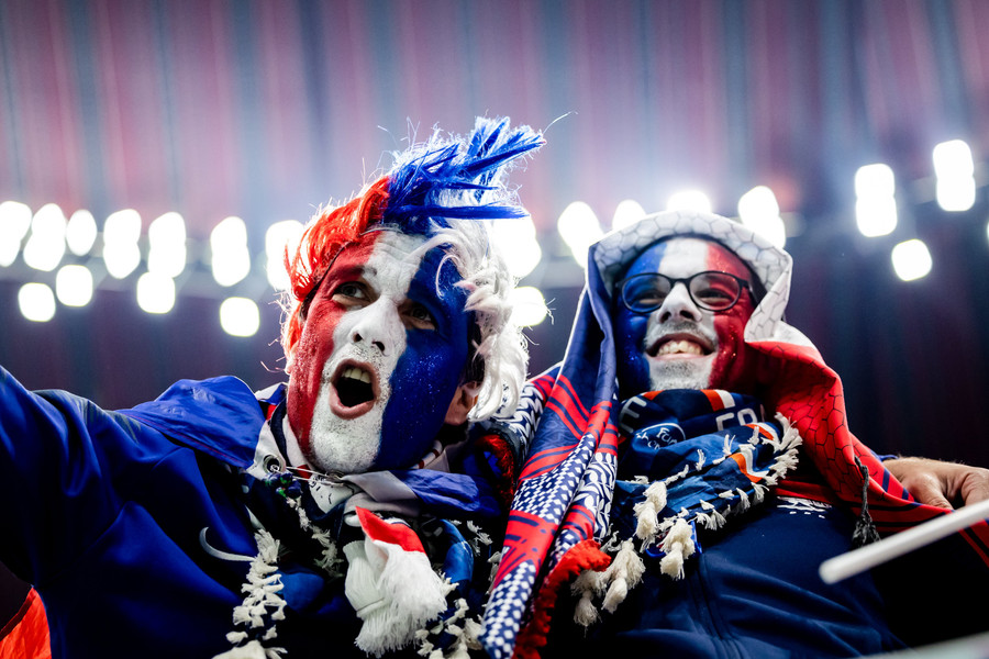 Khán giả Pháp vỡ òa sau chiến thắng của đội nhà. Ảnh: FIFA