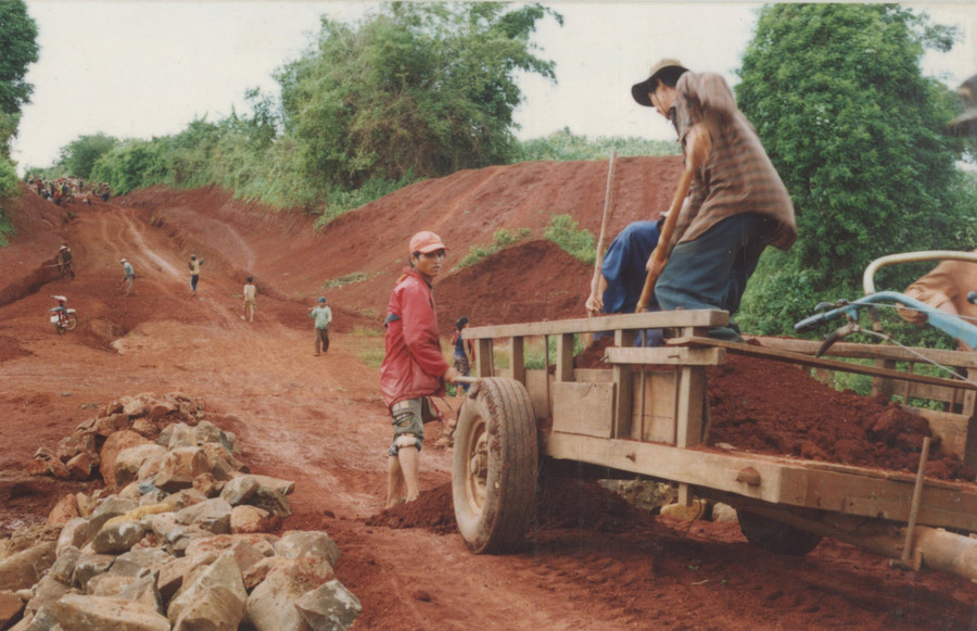 Cán bộ tăng cường xã Ia Dreng cùng người dân địa phương làm đường qua làng Tung Chế (ảnh tư liệu).