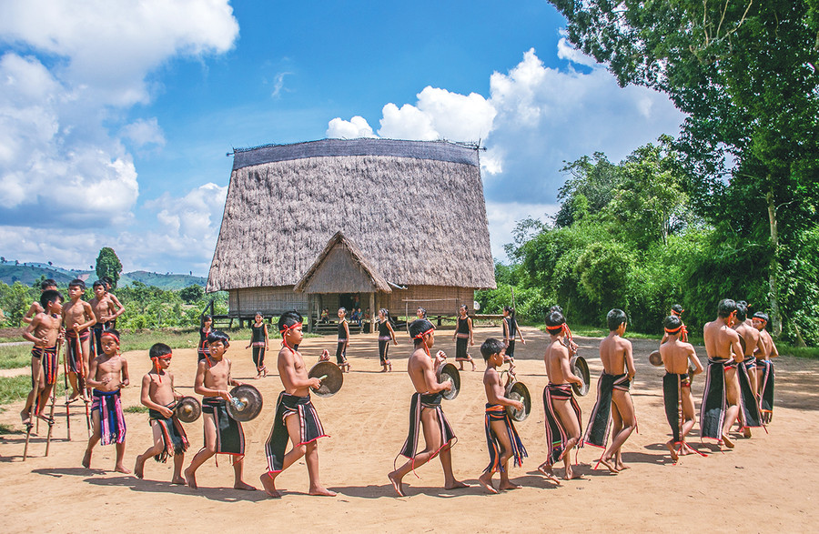 Đội cồng chiêng làng Kon Băh (xã Hà Tây, huyện Chư Păh) trong một buổi tập luyện. Ảnh: Nguyễn Linh Vinh Quốc Đội cồng chiêng làng Kon Băh (xã Hà Tây, huyện Chư Păh) trong một buổi tập luyện. Ảnh: Nguyễn Linh Vinh Quốc