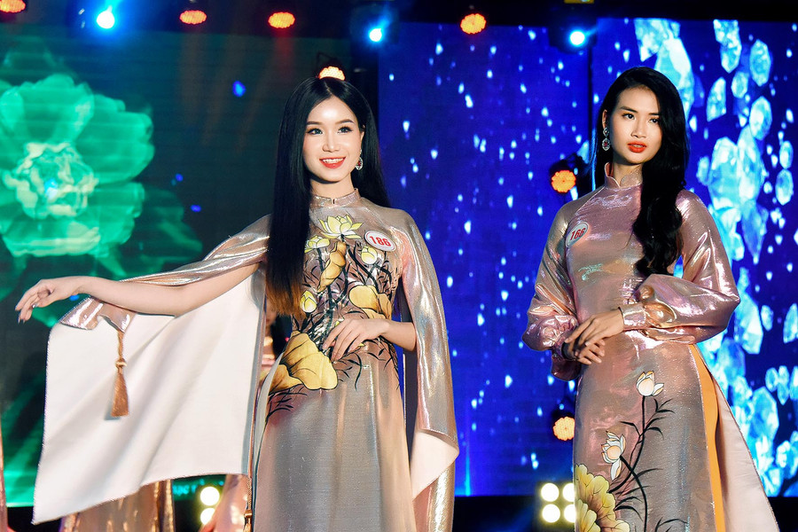 Các thí sinh duyên dáng trong phần thi trang phục áo dài. Ảnh: Đức Thụy Các thí sinh duyên dáng trong phần thi trang phục áo dài. Ảnh: Đức Thụy