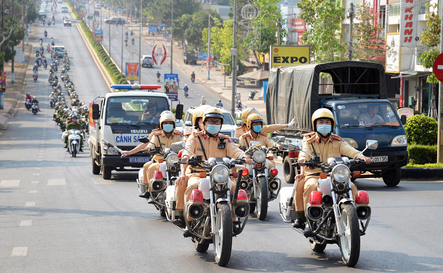 Lực lượng Công an diễu hành phát động đợt cao điểm tuyên truyền về trật tự an toàn giao thông. Ảnh: Văn Ngọc Lực lượng Công an diễu hành phát động đợt cao điểm tuyên truyền về trật tự an toàn giao thông. Ảnh: Văn Ngọc