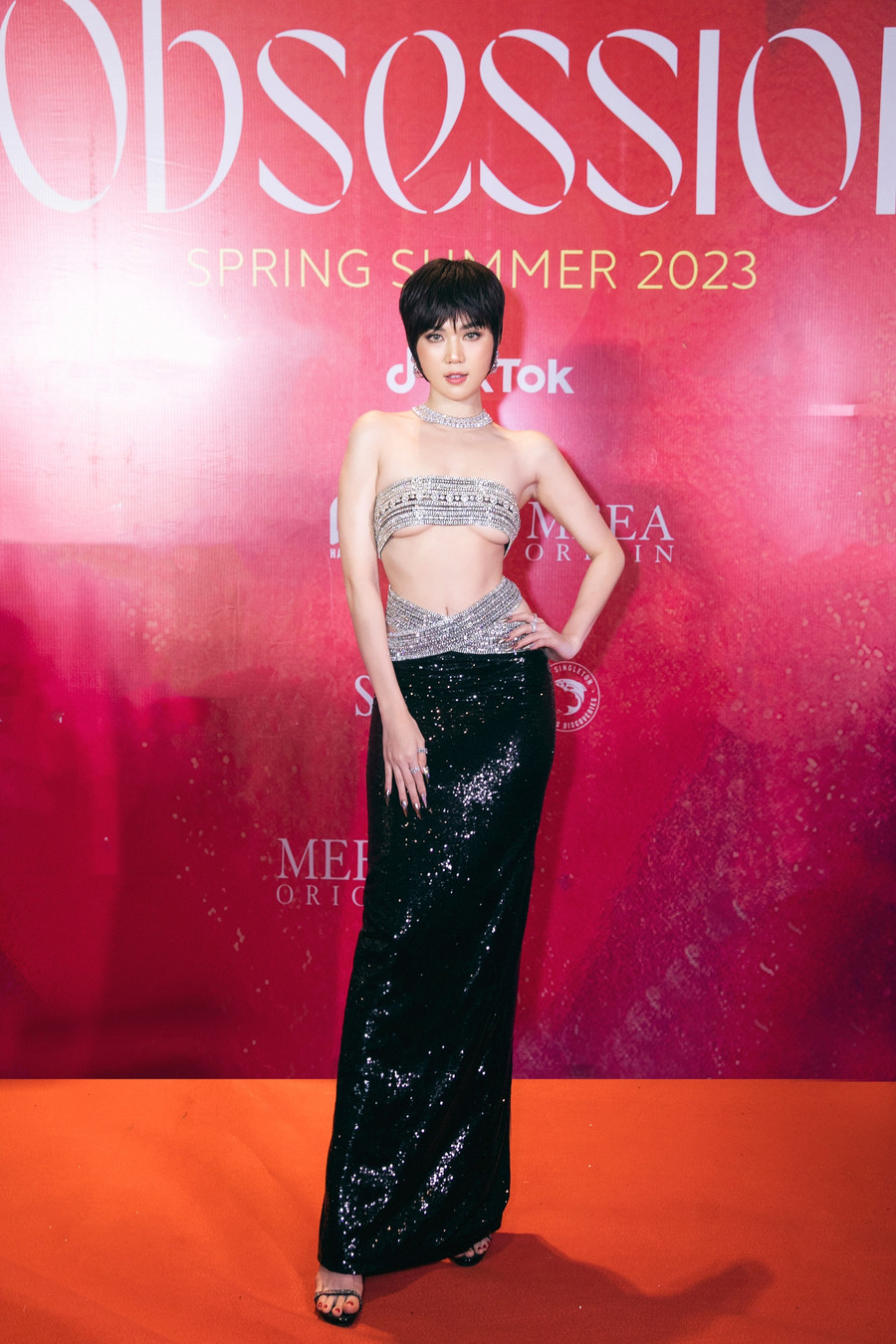 Bộ váy giúp Ngọc Trinh khoe lợi thế vóc dáng, song cũng vướng ý kiến trái chiều vì hở bạo. Ảnh: TEAM KIẾNG CẬN