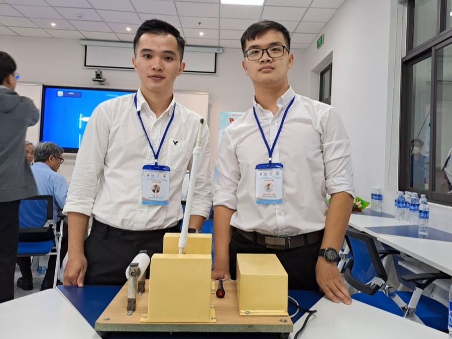 Vũ Thọ và Ngô Hoàng Lâm, hai sinh viên chế tạo thiết bị tập luyện phục hồi chức năng khớp khuỷu tay thụ động. Ảnh: THƯỢNG HẢI