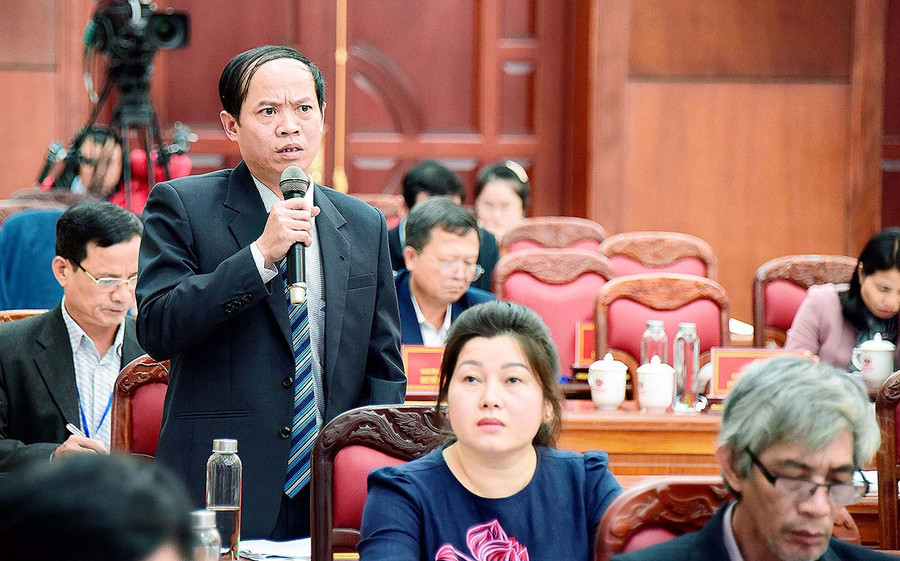 Phó Giám đốc phụ trách Sở Tài nguyên và Môi trường Lương Thanh Bình trả lời ý kiến của các đại biểu. Ảnh: Đức Thụy