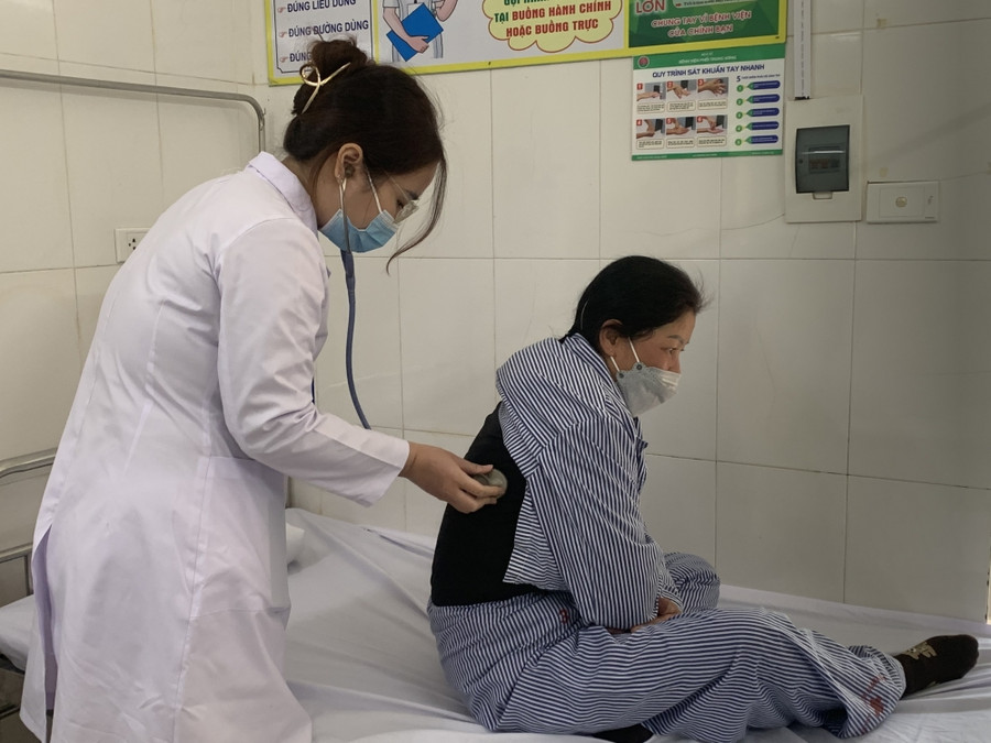 Khám cho bệnh nhân tại Bệnh viện Phổi Trung ương. Ảnh: Báo Lao động Thủ đô