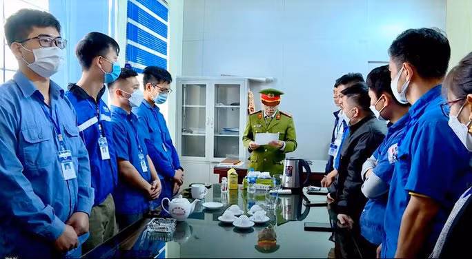 Công an thực hiện lệnh tố tụng tại Trung tâm đăng kiểm xe cơ giới 99-03D.