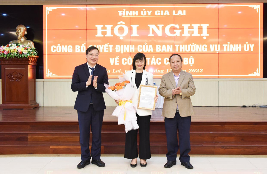 Phó Bí thư Thường trực Tỉnh ủy Châu Ngọc Tuấn (bìa phải) và Chủ tịch UBND tỉnh Trương Hải Long tặng hoa chúc mừng đồng chí Nguyễn Thị Thanh Lịch. Ảnh: Đức Thụy Phó Bí thư Thường trực Tỉnh ủy Châu Ngọc Tuấn và Chủ tịch UBND tỉnh Trương Hải Long tặng hoa chúc mừng đồng chí Nguyễn Thị Thanh Lịch. Ảnh: Đức Thụy