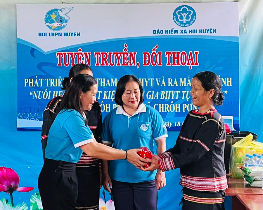 Hội LHPN huyện Phú Thiện phối hợp với Bảo hiểm xã hội huyện tổ chức tuyên truyền, đối thoại, vận động hội viên nuôi heo đất để tiết kiệm kinh phí mua bảo hiểm y tế. Ảnh: Vũ Chi