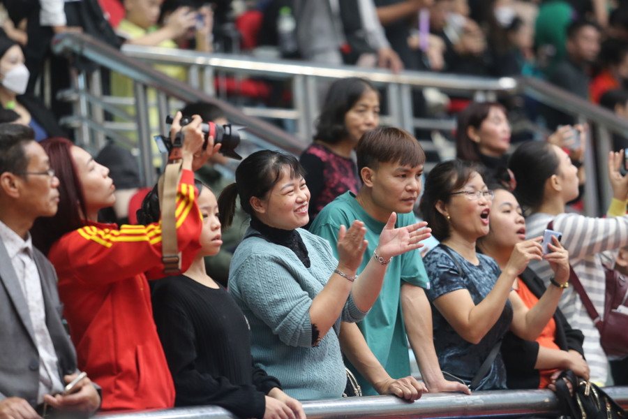 Khán giả tại Nhà thi đấu cổ vũ nồng nhiệt cho cặp VĐV Gia Lai. Ảnh: Văn Ngọc