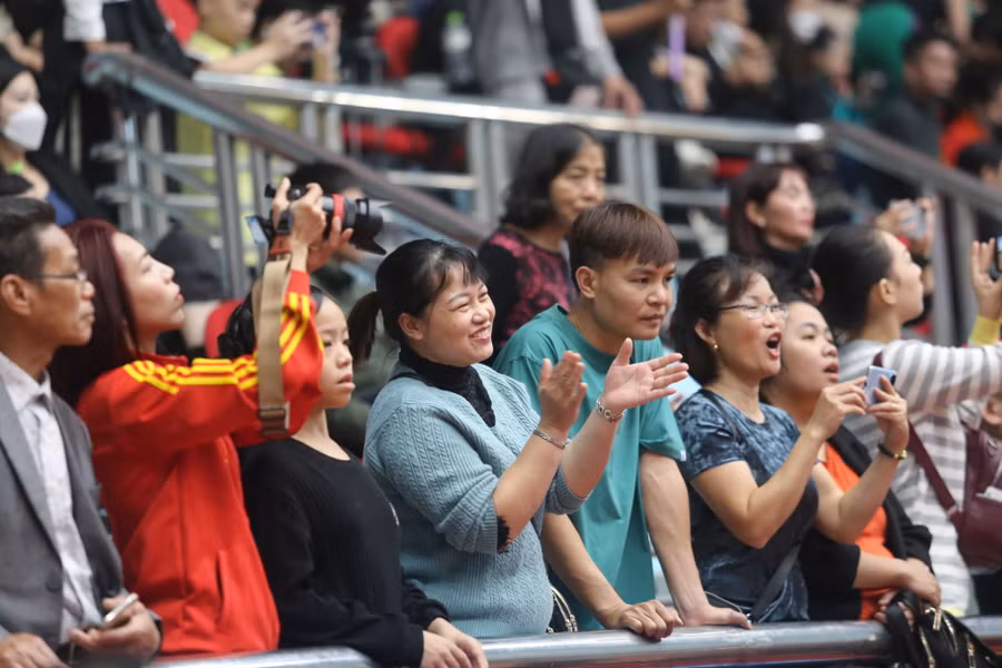 Khán giả tại Nhà thi đấu cổ vũ nồng nhiệt cho cặp VĐV Gia Lai. Ảnh: Văn Ngọc Khán giả tại Nhà thi đấu cổ vũ nồng nhiệt cho cặp VĐV Gia Lai. Ảnh: Văn Ngọc