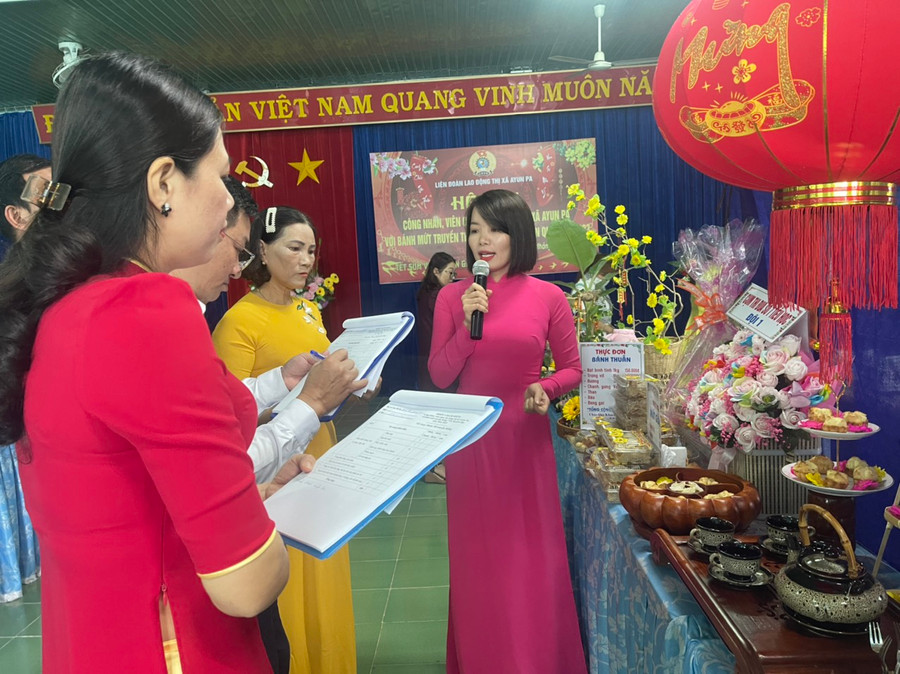 Các đội thi tham gia thuyết trình về sản phẩm bánh mứt Tết của đội mình. Ảnh: Vũ Chi Các đội thi tham gia thuyết trình về sản phẩm bánh mứt Tết của đội mình. Ảnh: Vũ Chi